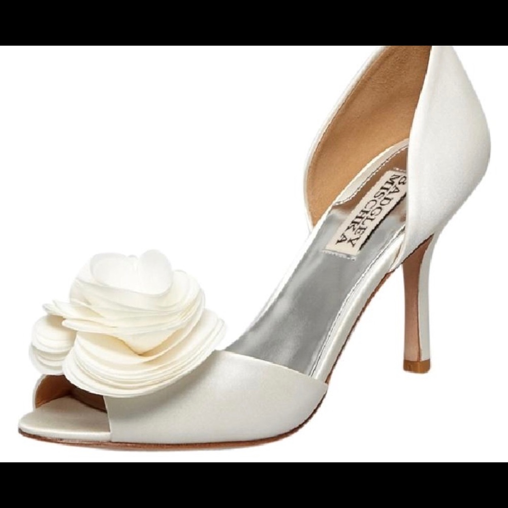 Badgley Mischka Thora Shoe in ivory satin Size 7.5